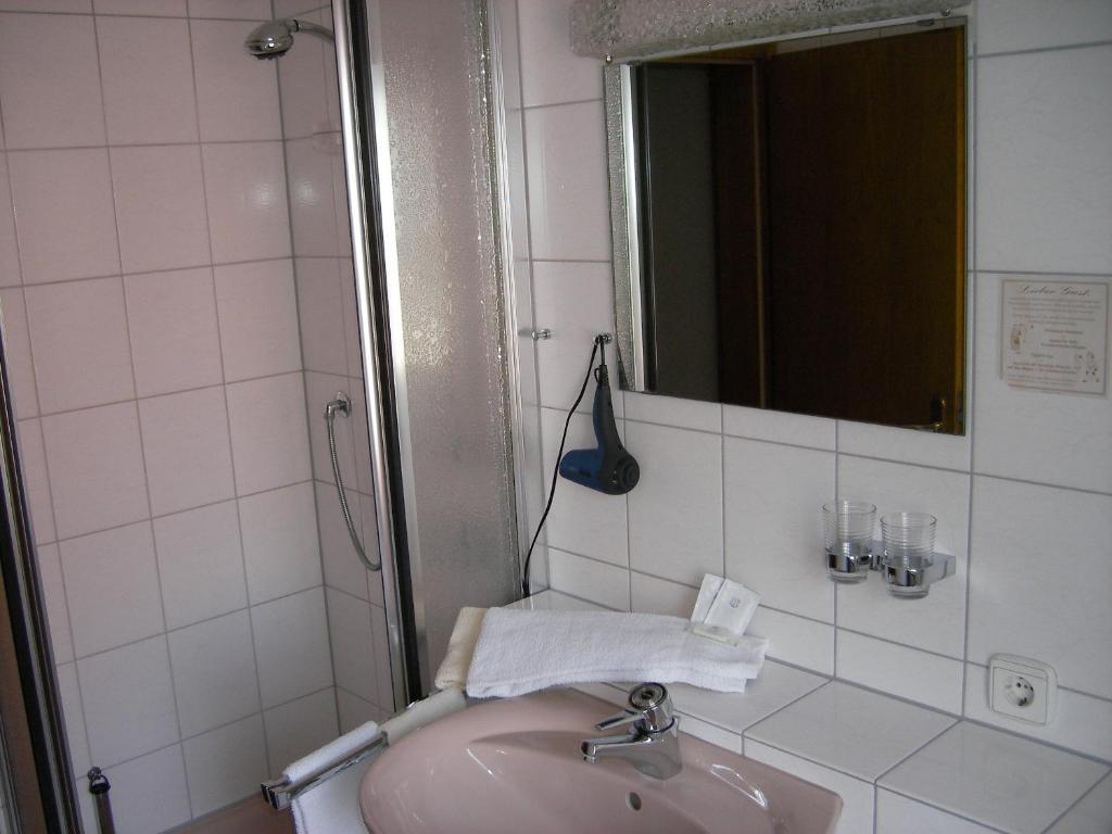 Hotel Gasthaus Zum Hirschen Simonswald Szoba fotó